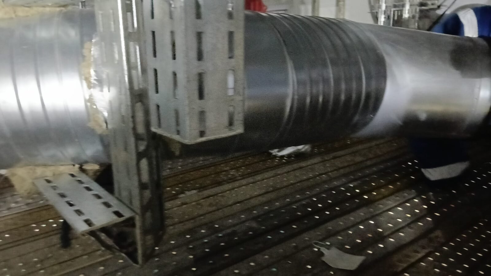 Spiral duct joint with fabricated channel support bracket