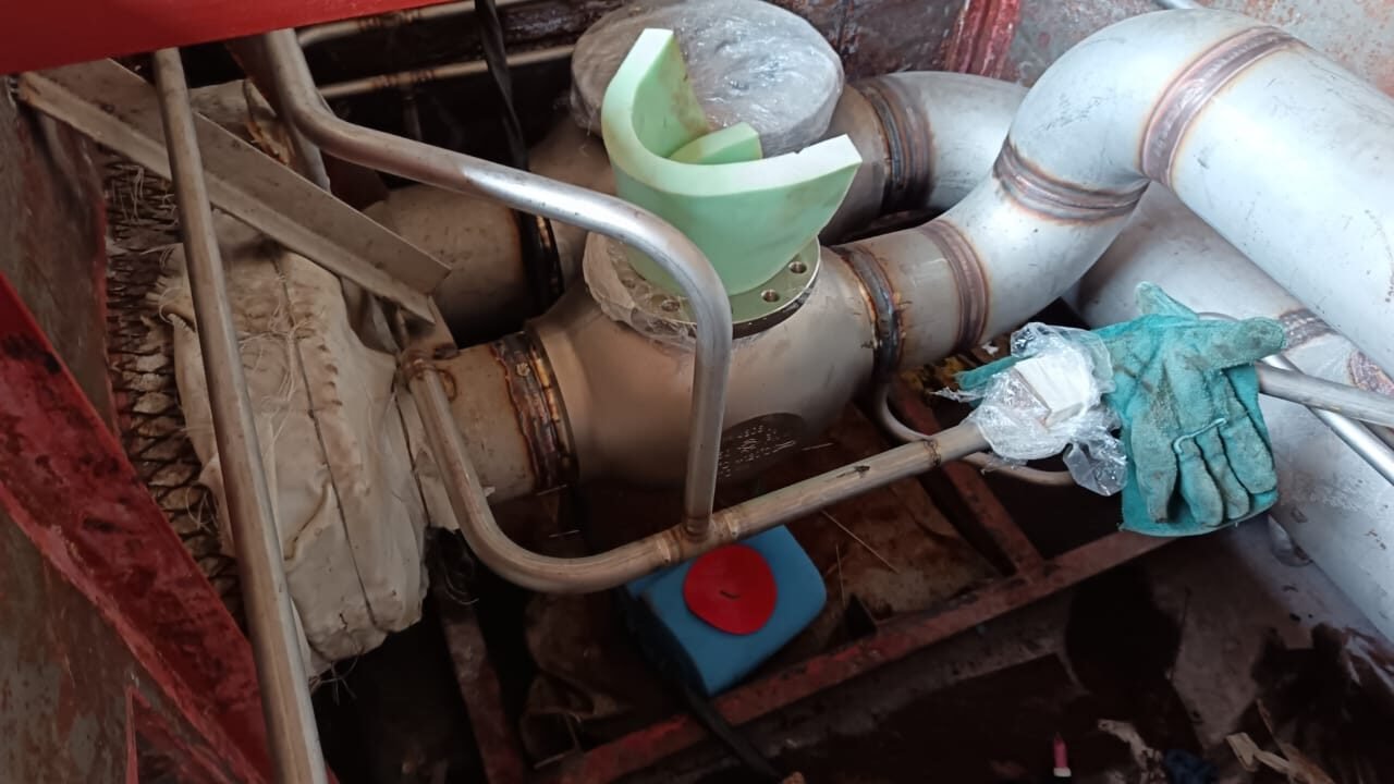 Expansion bellows and valve detail in a below-grade chamber