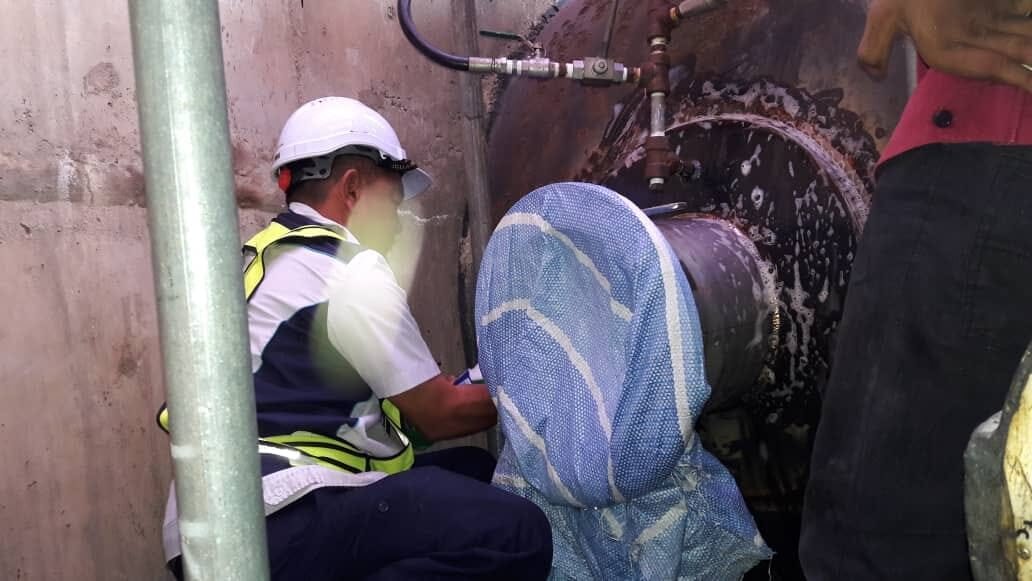Inspection at a vessel opening under confined space controls