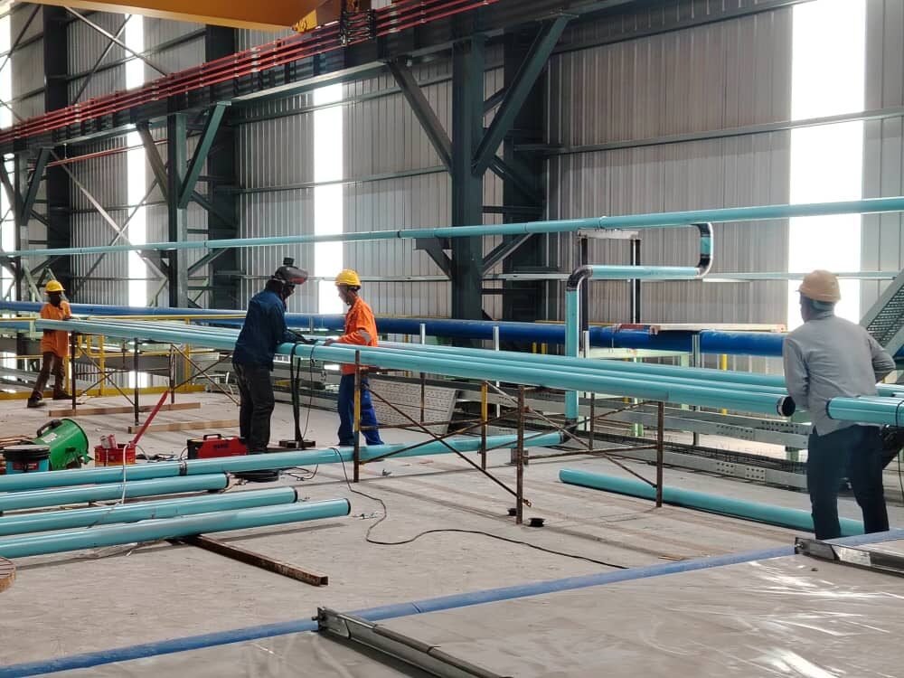 Long straight pipe runs set out and welded at low level before lifting