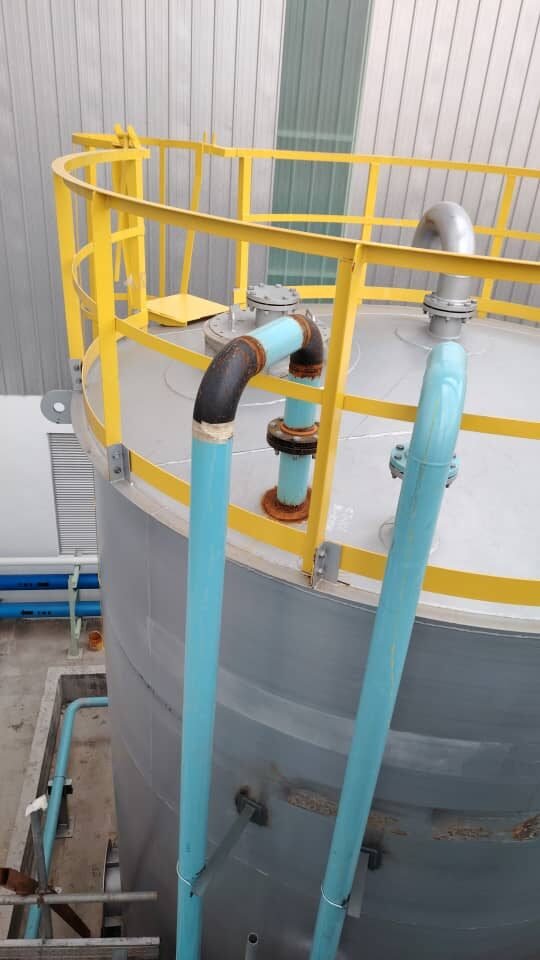 Tank top nozzle connections and vent pipework