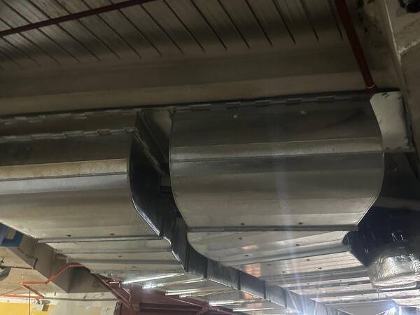 Large duct transition and radius bend at high level