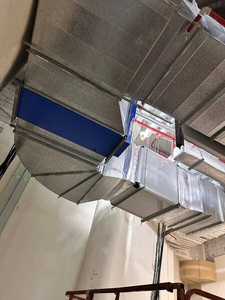 High-level rectangular duct with plenum box and insulated branch connection