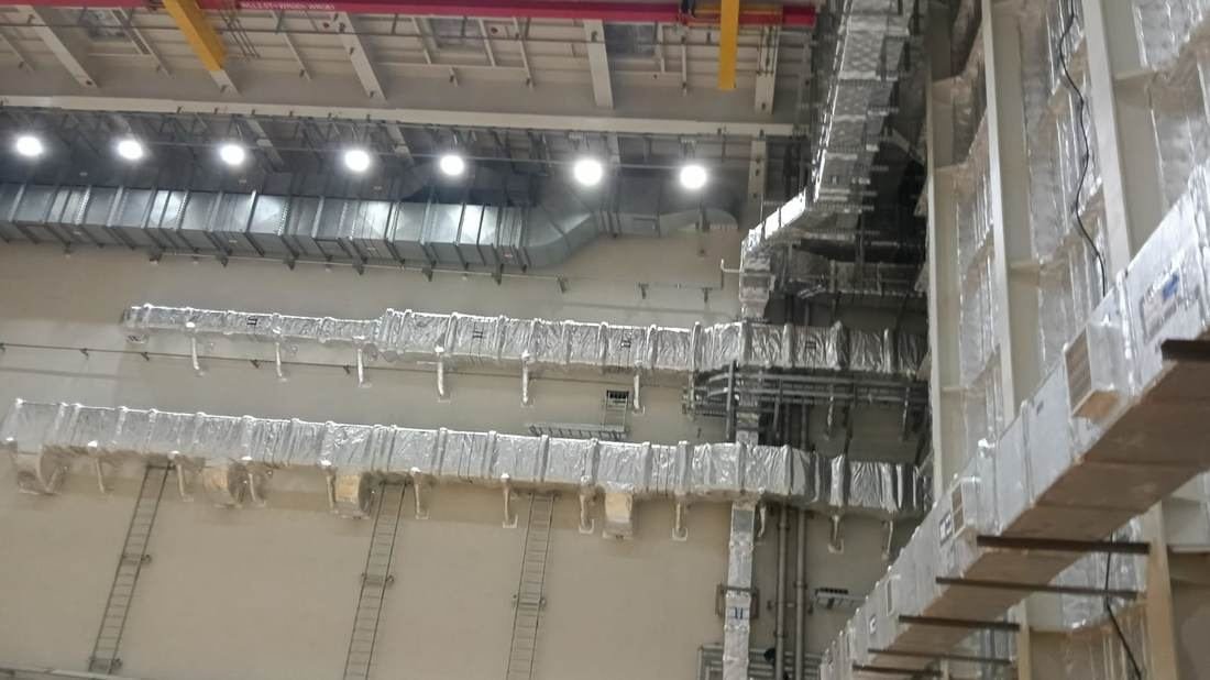 Foil-clad rectangular duct mains supported from the roof structure